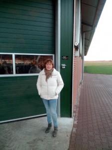 Janet bij de stal